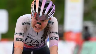 Van der Breggen gana un pulso heroico ante Paula Blasi y lidera la Vuelta NAVA (ASTURIAS), 08/05/2026.- La española Paula Blasi (UAE-Adq) finaliza en segunda posición la sexta etapa de la Vuelta disputada entre Gijón y el alto de Les Praeres-Nava, de 106.5 km. EFE/Eloy Alonso