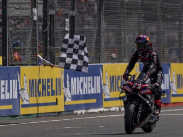 89 MARTIN Jorge (spa), Aprilia Racing, Aprilia RS-GP26, action, celebrating his win during the 2025 MotoGP Michelin Grand Prix de France from May 8 to 10th 2026 at the Circuit Bugatti in Le Mans, France - Photo Studio Milagro / DPPIAFP7 09/05/2026 ONLY FOR USE IN SPAIN