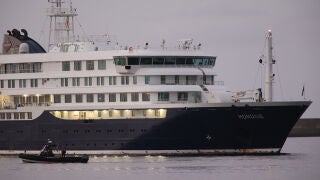 El crucero MV Hondius fondea cerca del puerto de Granadilla, a 10 de mayo de 2026, en Granadilla de Abona, Tenerife, Islas Canarias (España). El operativo de evacuación del crucero MV Hondius con hantavirus está dispuesto para comenzar las operaciones de desembarco y traslado de los pasajeros a sus respectivos países. 10 MAYO 2026 HANTAVIRUS; Ubay Rodríguez / Europa Press 09/05/2026