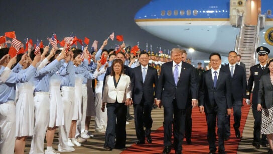 Donald Trump viaja a China en busca de prolongar la tregua comercial