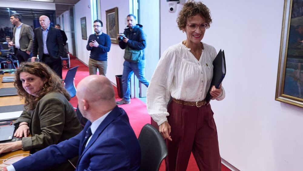 La presidenta del Gobierno de Navarra, María Chivite, a su llegada a la comparecencia en la comisión de investigación del Parlamento de Navarra sobre adjudicaciones públicas.