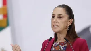Sheinbaum confirma protección para gobernador de Sinaloa y defiende elección de 2021 MEX2645. CIUDAD DE MÉXICO (MÉXICO), 13/05/2026.- La presidenta de México, Claudia Sheinbaum, habla durante una rueda de prensa este miércoles en el Palacio nacional de la Ciudad de México (México). Sheinbaum confirmó que el gobernador con licencia de Sinaloa, Rubén Rocha Moya, cuenta con protección de seguridad ante posibles riesgos y defendió la legitimidad de su elección en 2021, en medio de recientes acusaciones de EE.UU. sobre supuestos nexos con el Cartel de Sinaloa. EFE/Sáshenka Gutiérrez