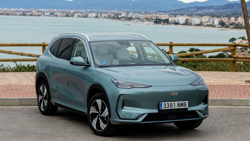 La china Geely desembarca en España con dos modelos electrificados de ...
