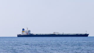 (Foto de ARCHIVO) March 23, 2026, Marseille, Bdr, France: The Deyna, an oil tanker belonging to the Russian 'ghost fleet', is currently anchored at Fos-sur-Mer, having been boarded by the French Navy off the coast of Algeria. Under the watch of two French Navy vessels, it is anchored in the harbour of Fos-sur-Mer, awaiting inspection. Europa Press/Contacto/Gilles Bader 23/03/2026 ONLY FOR USE IN SPAIN