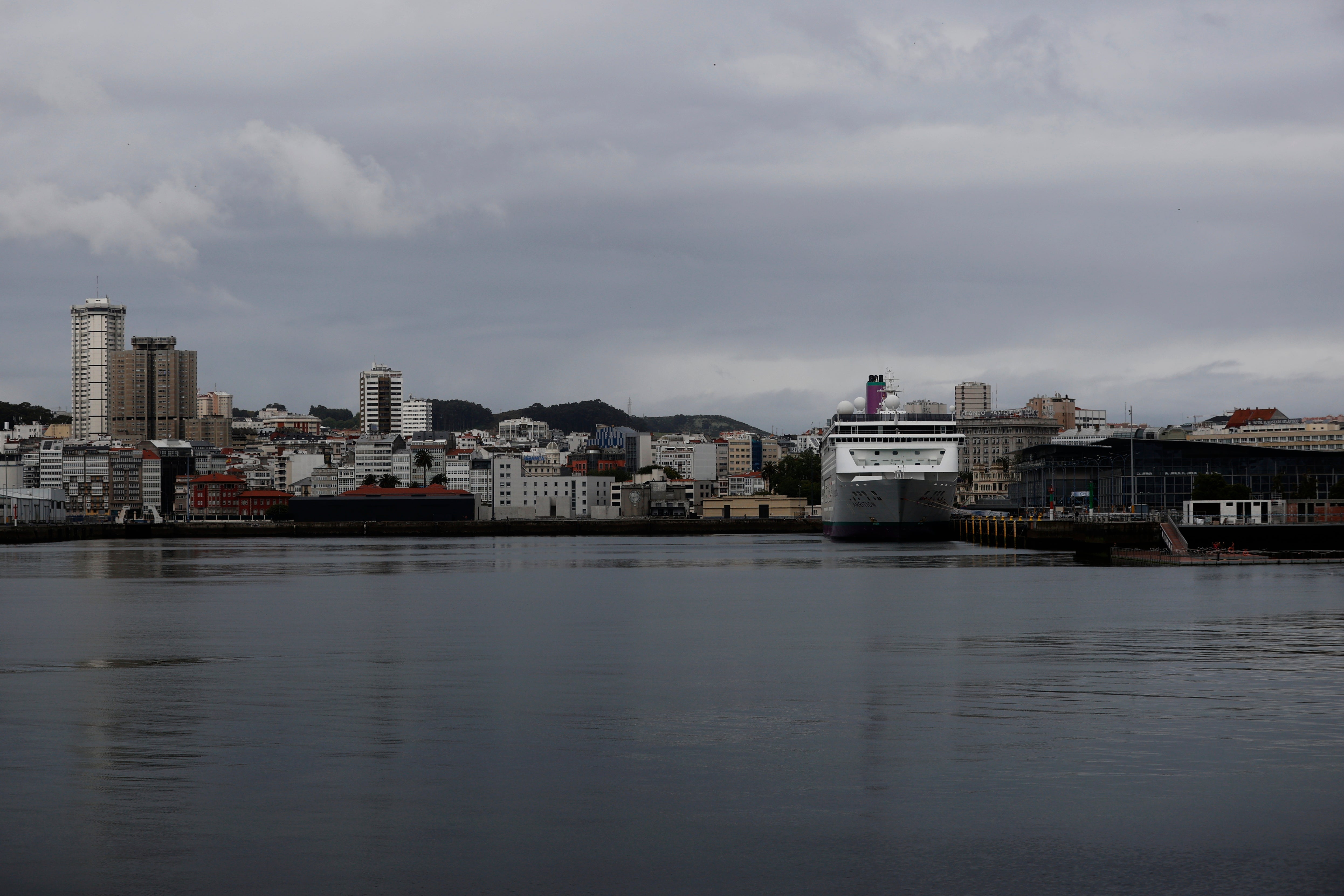 Autorizan el desembarco en La Coruña del crucero afectado por el norovirus