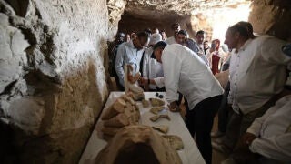 El ministro de Turismo y Antigüedades, Sherif Fathy, inspecciona las excavaciones arqueológicas en curso en la zona de Dra Abu el-Naga, en la orilla occidental de Luxor