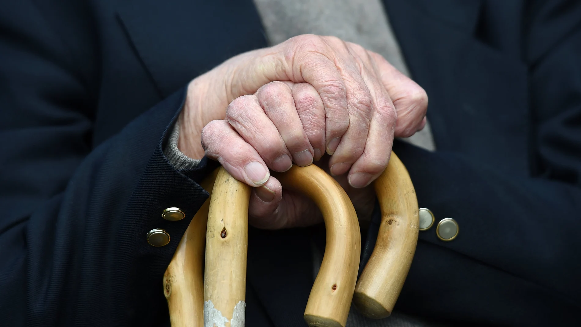 La odisea de Inés: Buscar en Alemania el tratamiento de Alzheimer que España deniega
