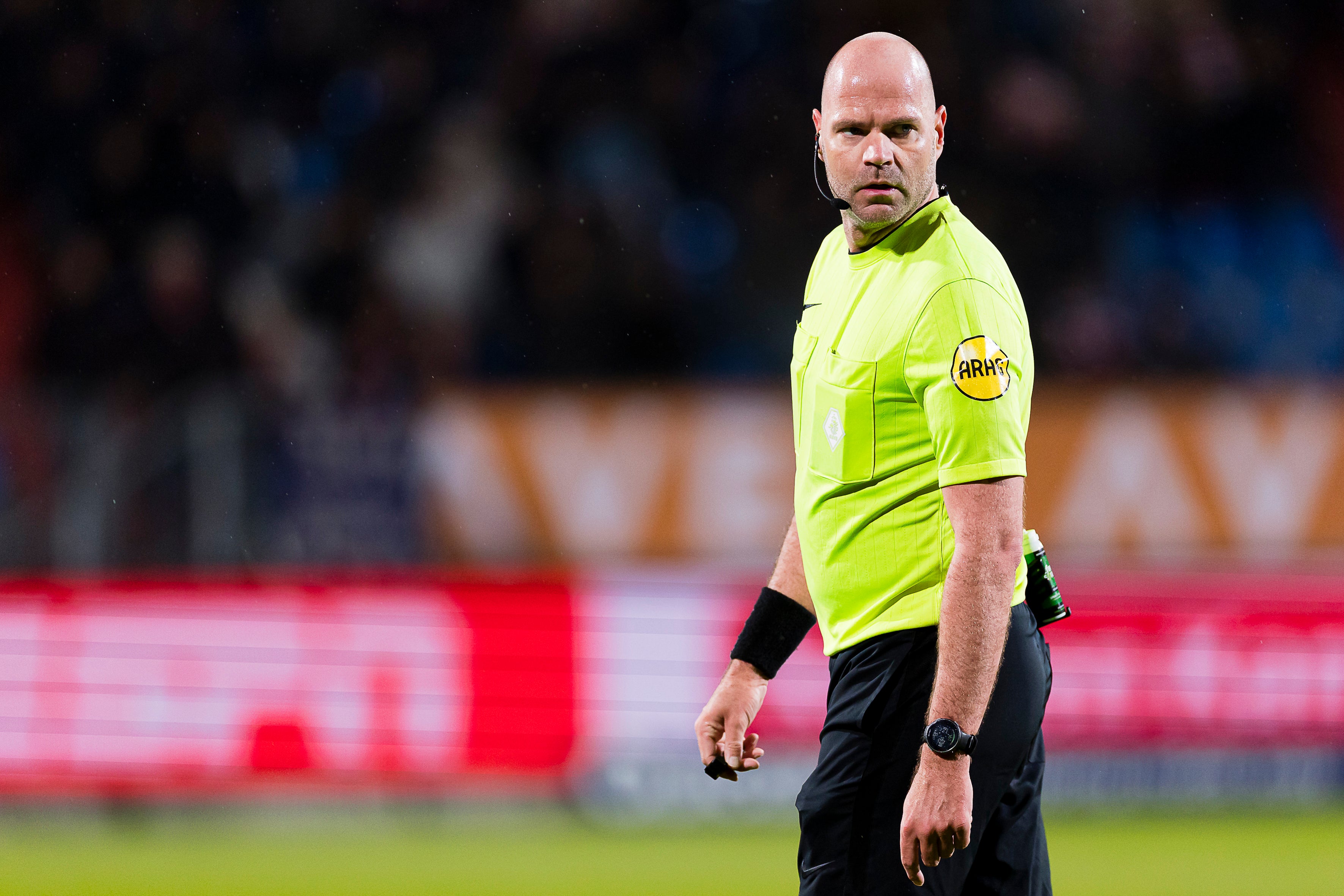 La FIFA excluye a un árbitro absuelto de coacción sexual
