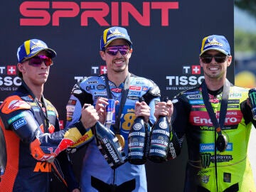 MONTMEL&Oacute; (BARCELONA), 16/05/2026.- El piloto espa&ntilde;ol &Aacute;lex M&aacute;rquez (c) (Ducati Desmosedici GP26) , ganador de la 'sprint' del Gran Premio de Catalu&ntilde;a, posa junto a Pedro Acosta (i) (KTM RC 16), segunda posici&oacute;n, y Fabio di Giannantonio (d), (Ducati Desmosedici GP26), tercero este s&aacute;bado en el circuito de Barcelona. EFE/Alejandro Garc&iacute;a