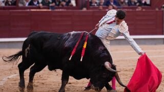 El diestro Fernando Adrián da un pase con la muleta al primero de los de su lote, durante la corrida de la Feria de San Isidro celebrada este domingo en la plaza de toros de Las Ventas, en Madrid. 