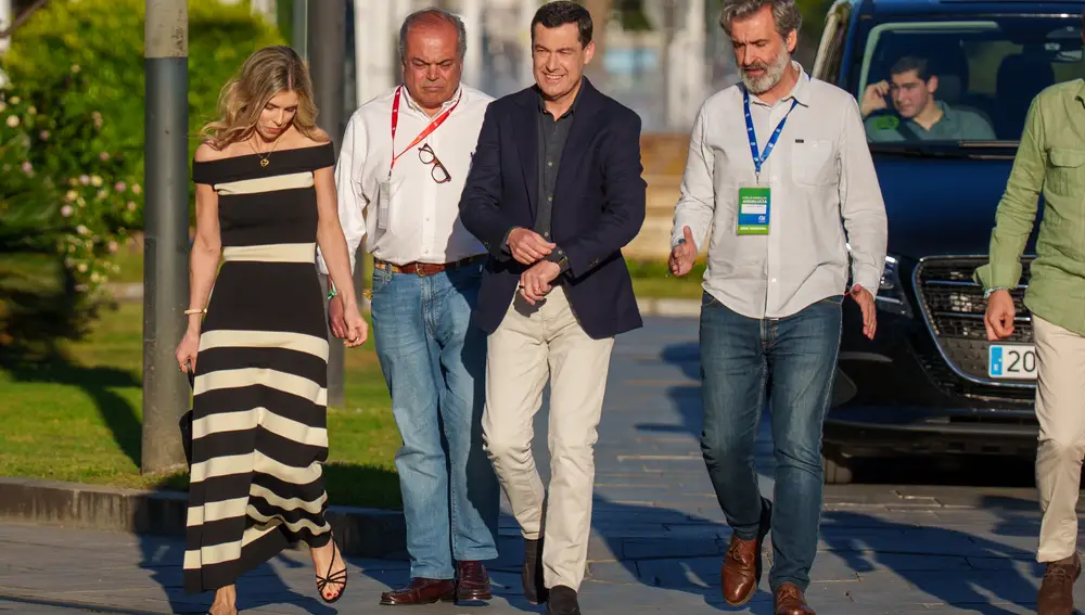 Manuela Villena durante el seguimiento de la noche electoral del PP-A desde su sede en Sevilla.