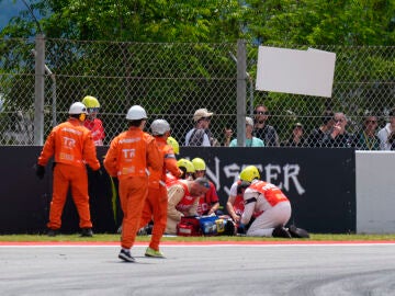 MONTMEL&Oacute; (BARCELONA), 17/05/2026.- El piloto espa&ntilde;ol de Moto GP &Aacute;lex M&aacute;rquez del equipo BK8 Gresini Racing es atendido por sanitarios y miembros del circuito tras su ca&iacute;da durante la carrera del Gran Premio de Catalu&ntilde;a, sexta prueba de los mundiales de motociclismo de velocidad en el Circuito de Barcelona-Catalu&ntilde;a disputada este domingo en Montmel&oacute;. EFE/Siu Wu