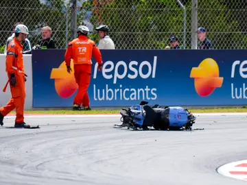 La moto de Álex Márquez, tras el accidente MONTMELÓ (BARCELONA), 17/05/2026.- Los operarios retiran la moto del piloto español de Moto GP Álex Márquez del equipo BK8 Gresini Racing tras su caída durante la carrera del Gran Premio de Cataluña, sexta prueba de los mundiales de motociclismo de velocidad en el Circuito de Barcelona-Cataluña disputada este domingo en Montmeló. EFE/Siu Wu