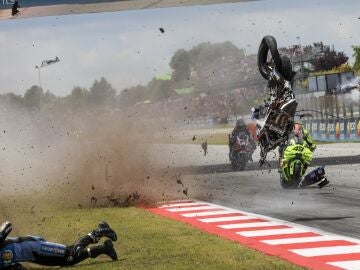 Un momento del dur&iacute;simo accidente de &Aacute;lex M&aacute;rquez en el GP de Catalu&ntilde;a