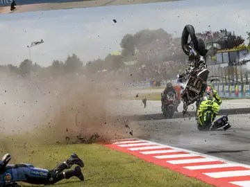Un momento del durísimo accidente de Álex Márquez en el GP de Cataluña Un momento del durísimo accidente de Álex Márquez en el GP de Cataluña