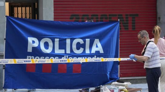 Un hombre asesina a puñaladas a su expareja en una calle de Figueres ...