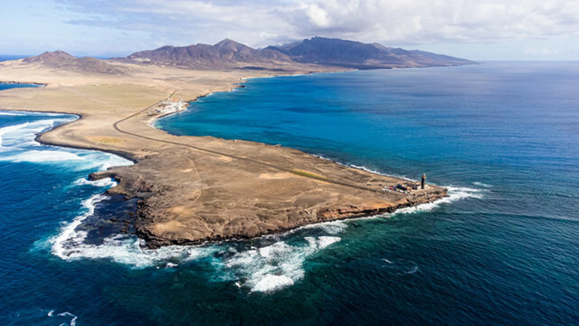 National Geographic Describes This Peninsula as “The End of the World”: No Asphalt, Fossil Dunes, and One of Spain’s Most Beautiful Beaches.