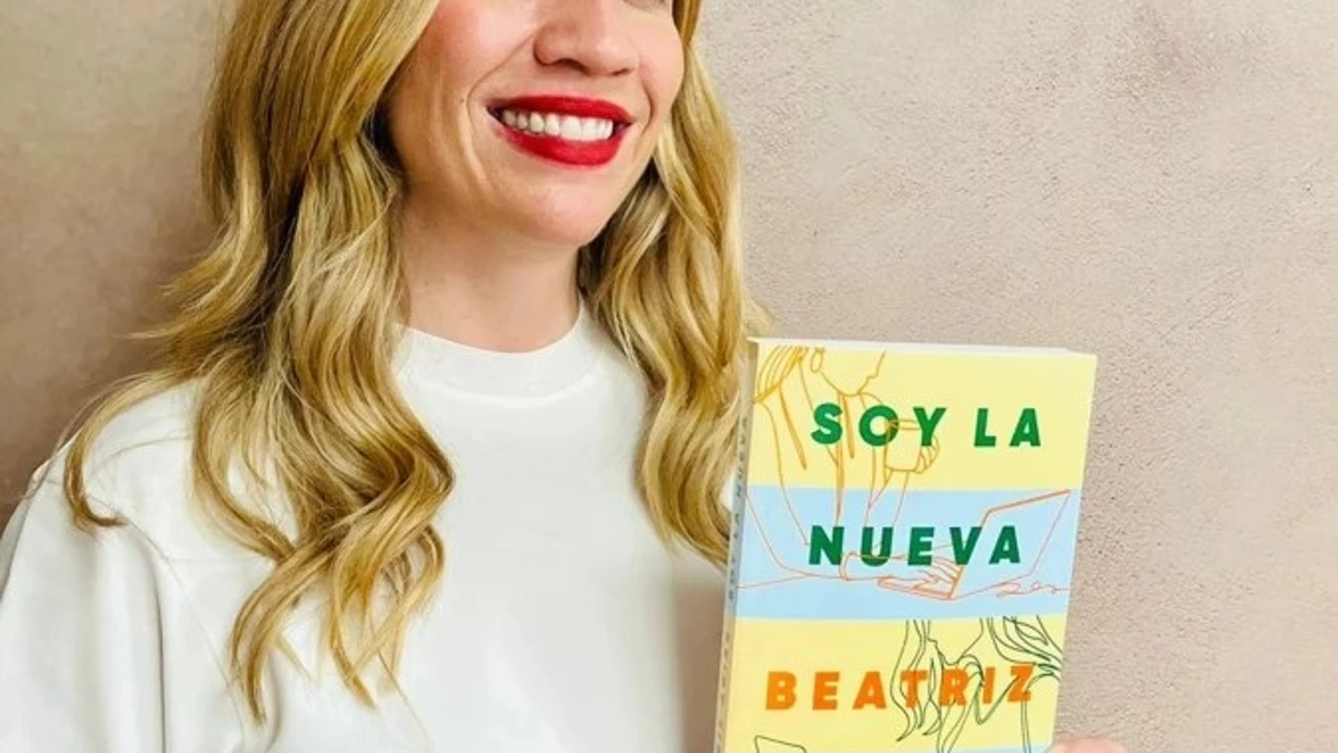 Periodista debuta en la novela con "Soy la nueva": humor y cultura corporativa