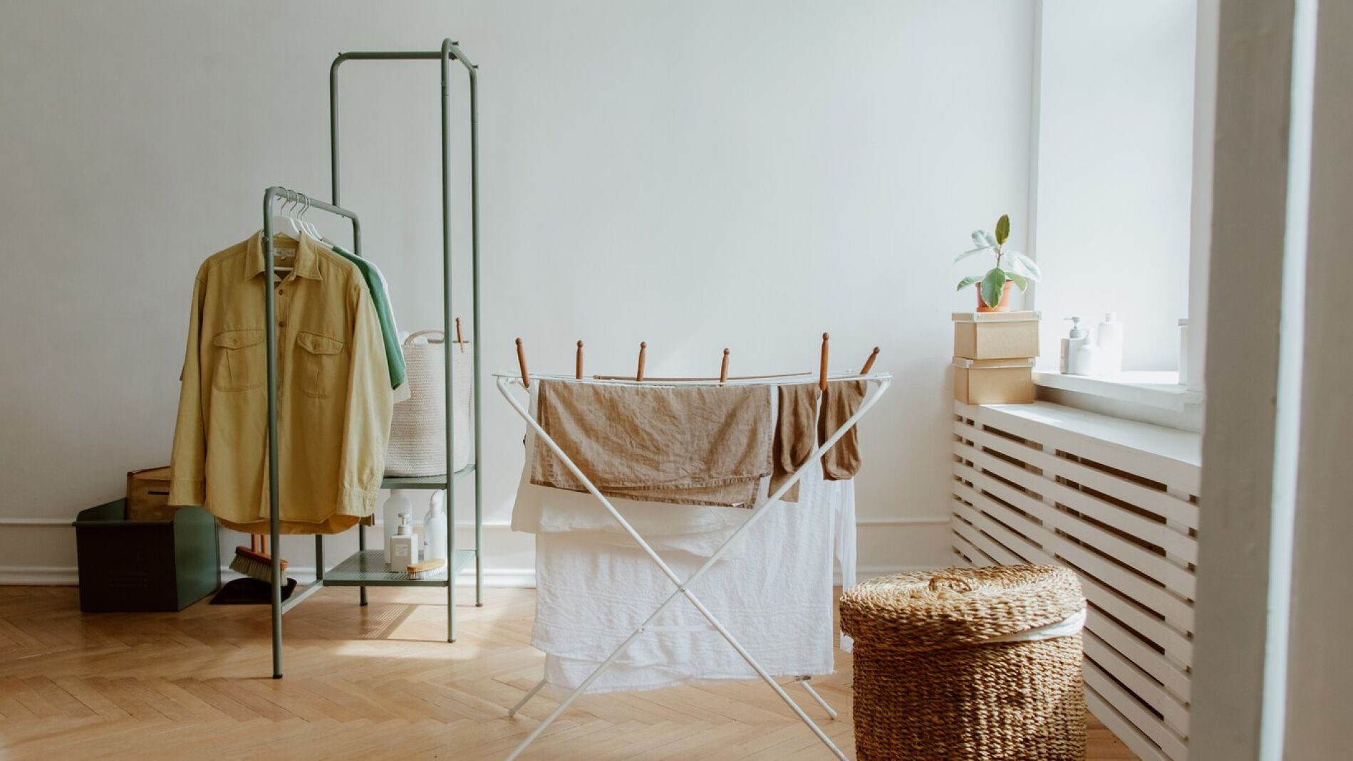 Ahora que la ropa seca rápido, estos productos ayudan a tender mejor en pisos pequeños