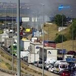 El incendio de un veh&iacute;culo tras un choque m&uacute;ltiple colapsa la salida de Madrid