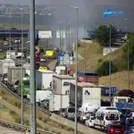 El incendio de un vehículo tras un choque múltiple colapsa la salida de Madrid
