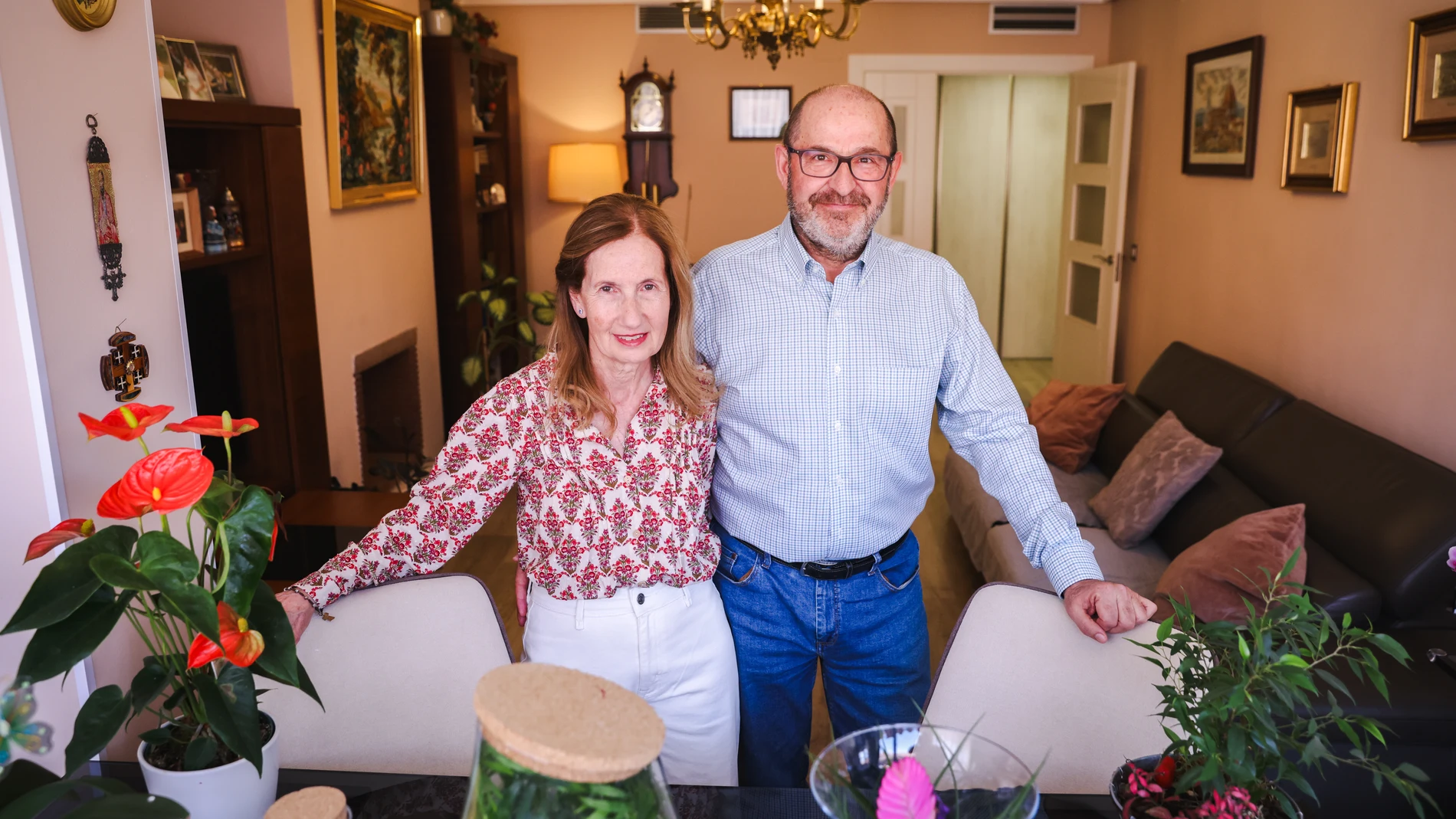 Familia Española Abre su Hogar a Peregrinos para un Evento Religioso Histórico