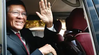 Cambodia's former opposition leader Kem Sokha receives royal pardon Phnom Penh (Cambodia), 25/05/2026.- (FILE) - Kem Sokha, former leader of the opposition Cambodia National Rescue Party (CNRP), arrives to attend a hearing at the Municipal Court in Phnom Penh, Cambodia, 03 March 2023 (reissued 25 May 2026). Kem Sokha, former President of the Supreme Court-dissolved Cambodia National Rescue Party (CNRP), was granted a royal pardon on 25 May 2026, waiving his 27-year prison sentence for treason. The Royal Decree, signed by Senate President and Acting Head of St...