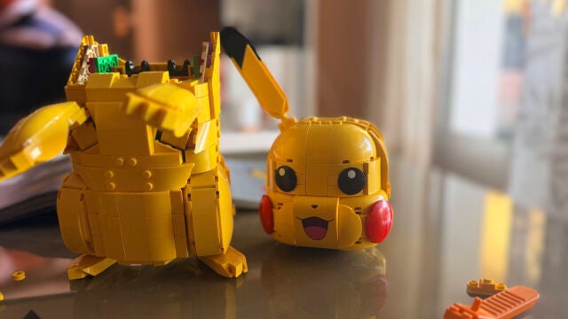 El set de LEGO Pokémon Pikachu es una absoluta locura, pero su montaje te puede dar más de un dolor de cabeza