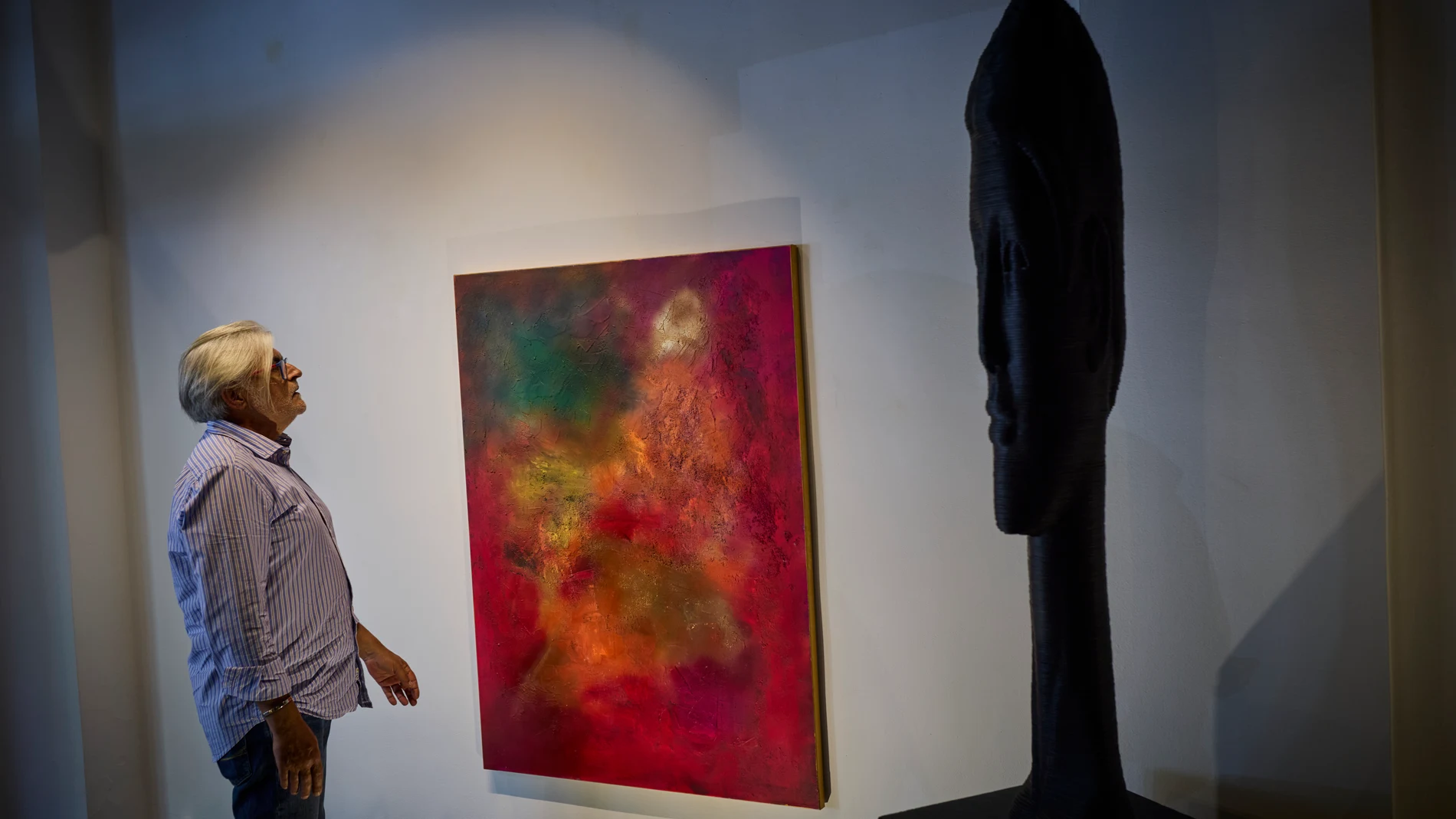 Un Juez en la Galería: Santiago Pedraz Sorprende con su Pintura Abstracta