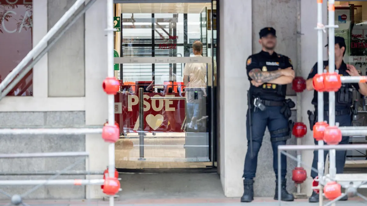 Agentes de la UCO salen de la sede del PSOE tras 12 horas recabando información del 'caso Leire Díez'