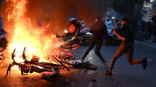 30 May 2026, France, Paris: Paris Saint Germain fans clash with police officers after winning the UEFA Champions League Final soccer match between Paris Saint Germain and Arsenal. Photo: Julien Mattia/Le Pictorium via ZUMA Press/dpa Julien Mattia/Le Pictorium via Z / DPA 30/05/2026 ONLY FOR USE IN SPAIN