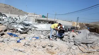 El Ejército israelí mata a un joven palestino durante una redada en Cisjordania June 1, 2026, Nablus, Palestine: Palestinian merchants sit amidst the ruins of their property after Israeli military bulldozers demolished the fruit and vegetable market in the West Bank village of Beita, near Nablus. Israeli forces demolished the Beita fruit and vegetable market, which was built near a settlement road owned by Jewish settlers. Europa Press/Contacto/Nasser Ishtayeh 01/06/2026 ONLY FOR USE IN SPAIN