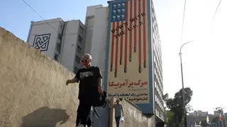 Daily life in Tehran TEHRAN (Iran (Islamic Republic Of)), 06/06/2026.- An Iranian woman walks next to anti-US mural in a street Tehran, Iran, 06 June 2026. Iran and the US strike despite the ceasefire as the conflict between Iran, the US and Israel is going on. (Teherán) EFE/EPA/ABEDIN TAHERKENAREH RESTRICTIONS: NO Access Israel Media/Persian Language TV Stations Outside Iran/Strictly No Access BBC Persian/VOA Persian/Manoto TV/Iran International TV. (As mandated by Iran's Directorate General for Foreign Media) --