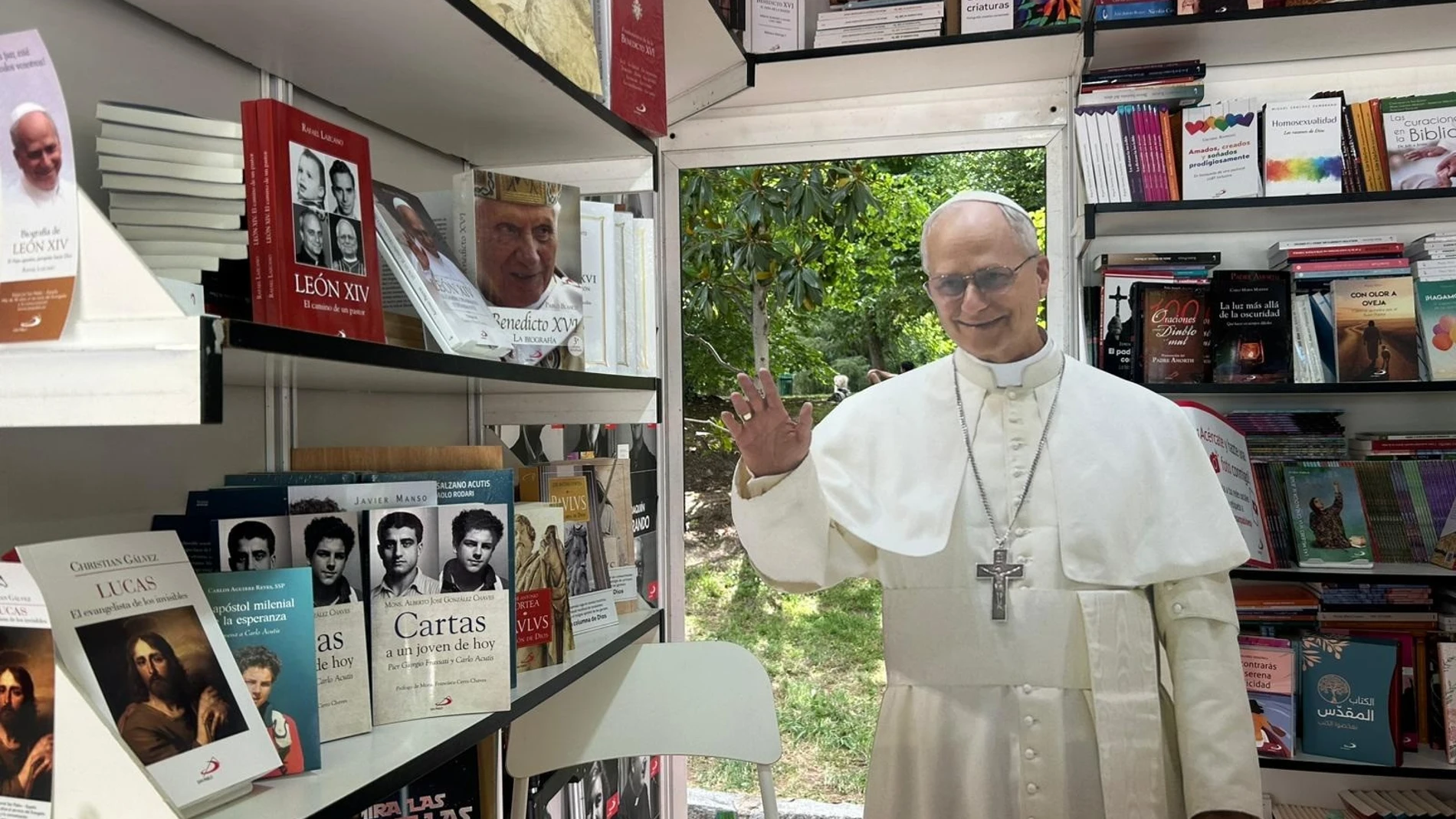 El Papa León XIV, el fenómeno editorial de la Feria del Libro de Madrid