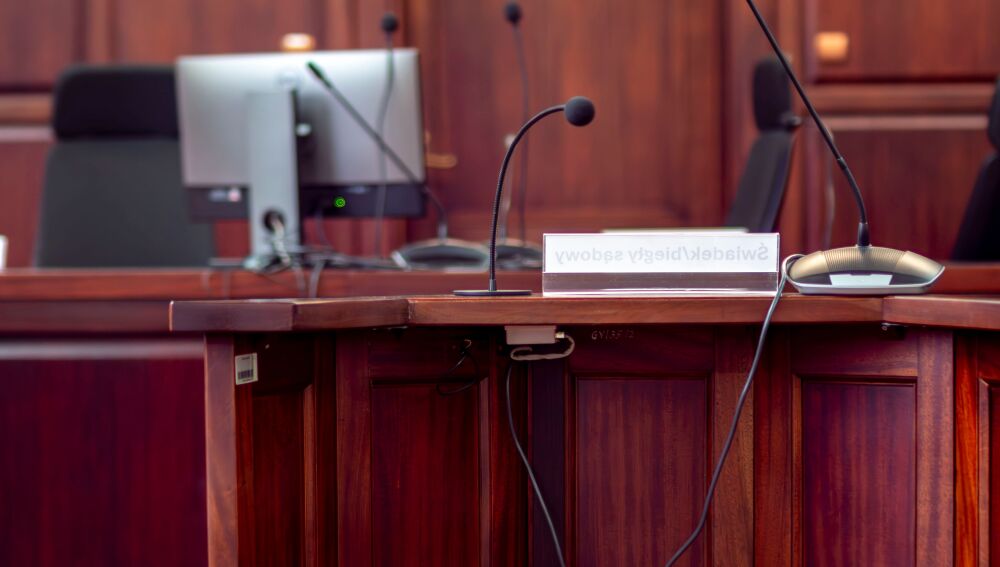 Un podio de madera en un tribunal