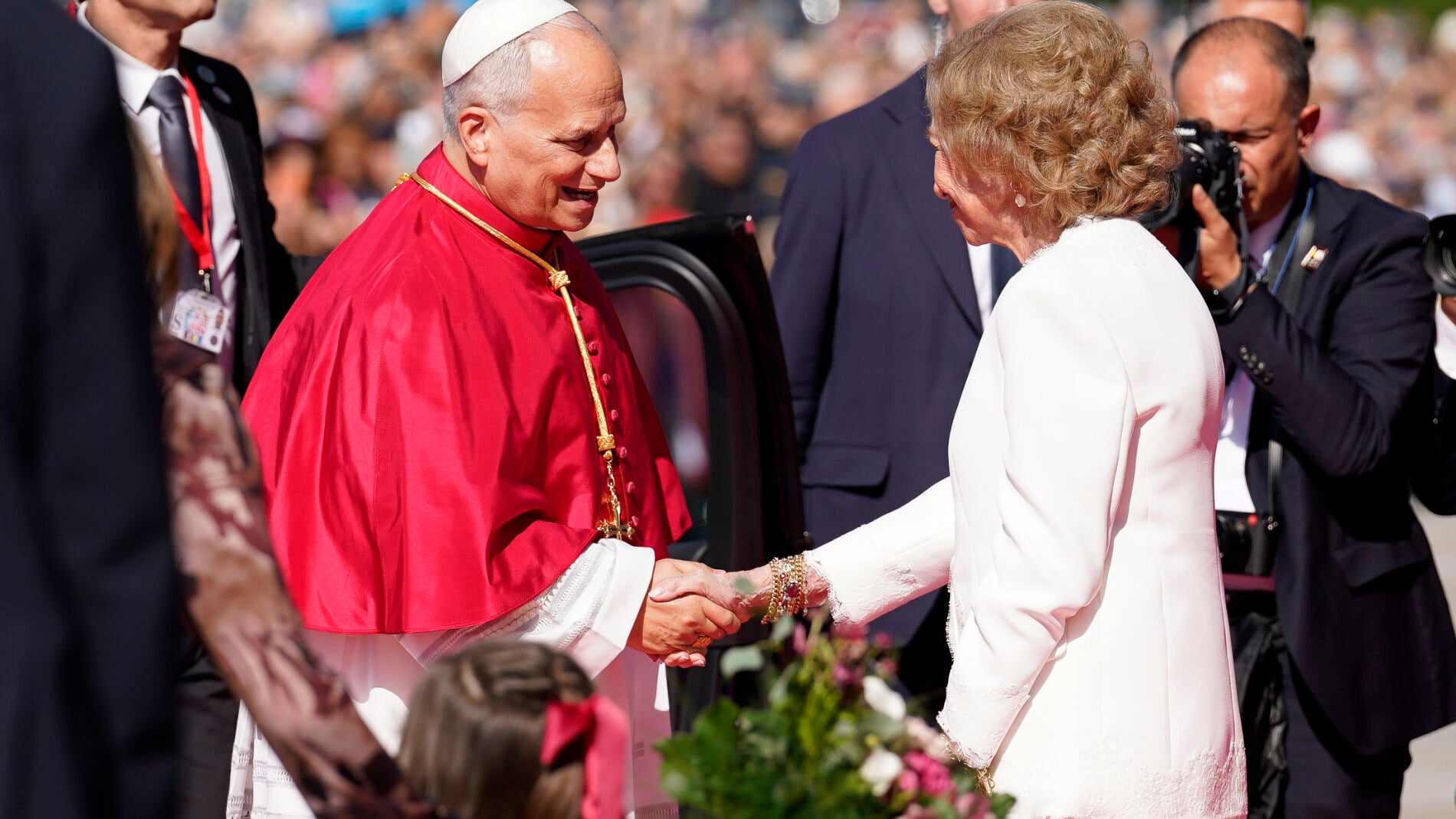 La Reina Sofía ejerce de anfitriona del Papa León XIV con un traje blanco a  medida y el privilegio reservado a las reinas católicas