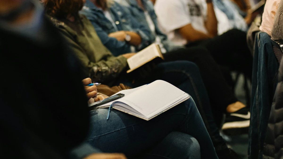 Los jóvenes pierden capacidad de lectura y comprensión por IA y móvil