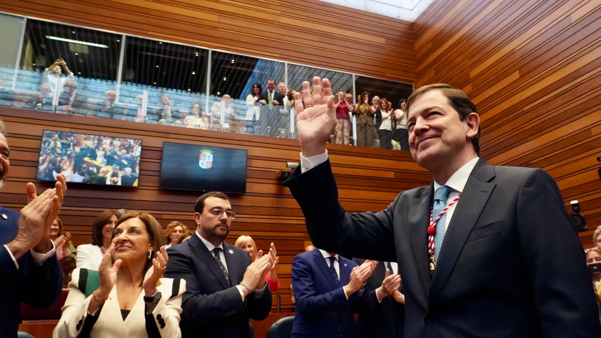 Mañueco saluda a su famlia tras tomar posesión como presidente de la Junta
