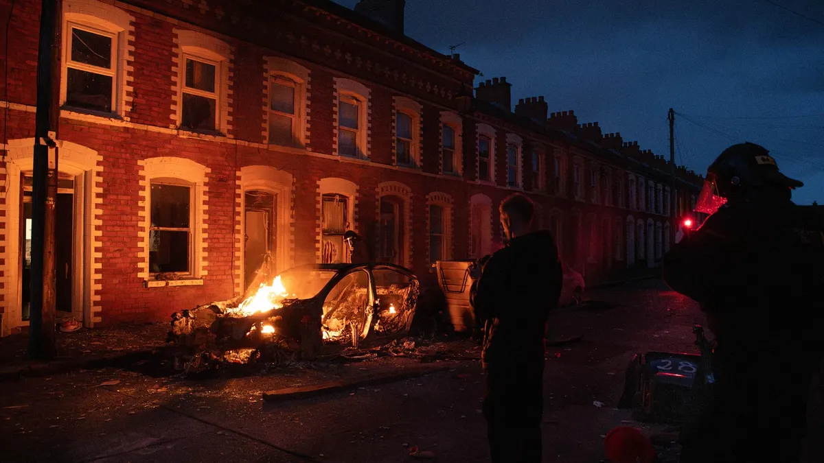 R.Unido.- Al menos 12 agentes heridos y 16 manifestantes detenidos en nueva noche de disturbios racistas en Belfast