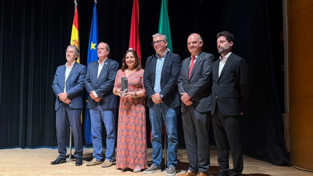La alcaldesa, Miriam Andrés, y el concejal de Medio Ambiente, Antonio Casas, recibiendo el Premio