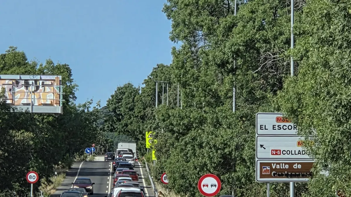 Coches lleganado al acceso al recinto