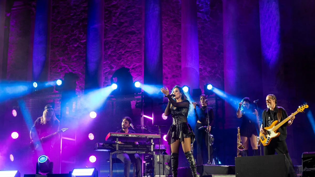 Malú durante una actuación en el Teatro Romano de Mérida, dentro del Stone & Music Festival, a 12 de junio de 2026.