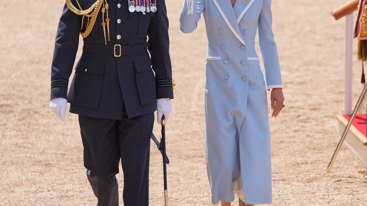 El vestido-abrigo azul bebé de Kate Middleton