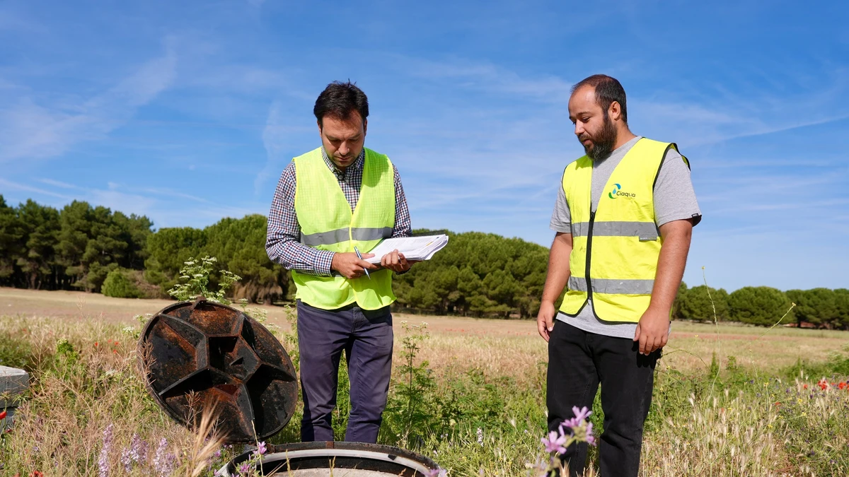 El técnico de la Diputación de Valladolid, Sergio Torbado, y el técnico de la empresa Ciaqua, David Francisco Bécares, supervisan en Traspinedo las actuaciones del proyecto GESAGUAVALL virtual para la digitalización del ciclo del agua