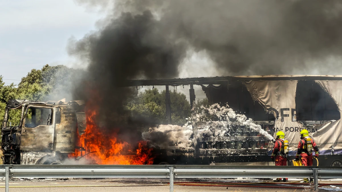 El incendio de un camión obliga a cortar la A-62 en sentido Portugal a la altura de La Fuente de San Esteban (Salamanca)