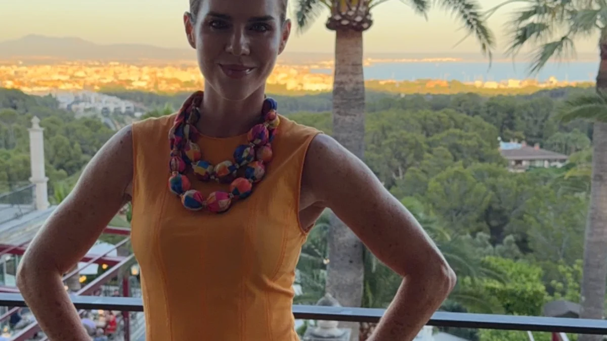 El vestido naranja de Zara que sigue siendo un acierto