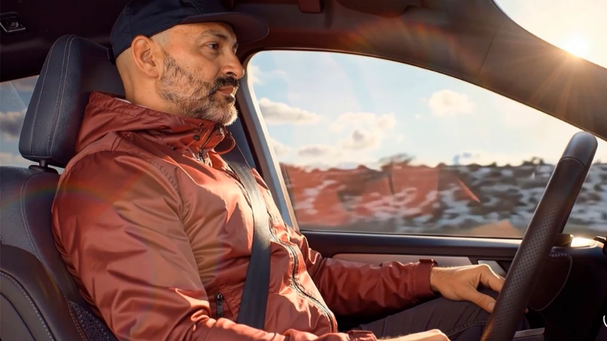 Permite la conducción sin manos, pero con la vista en la carretera