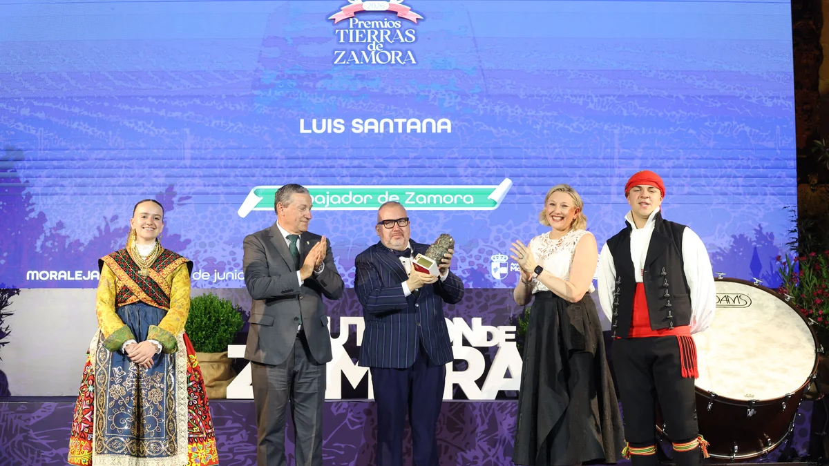 Isabel Blanco y Javier Faúndez entregan uno de los premios durante el Día de la Provincia de Zamora 2026