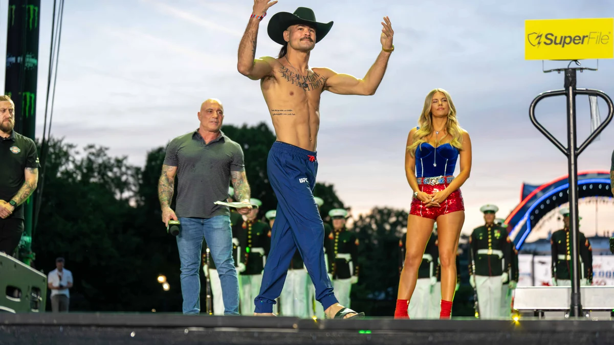 El luchador de peso pluma de la UFC Diego Lopes sube al escenario durante los pesajes ceremoniales de UFC Freedom 250 en la Elipse, de cara a la pelea de este domingo en el Jardín Sur de la Casa Blanca
