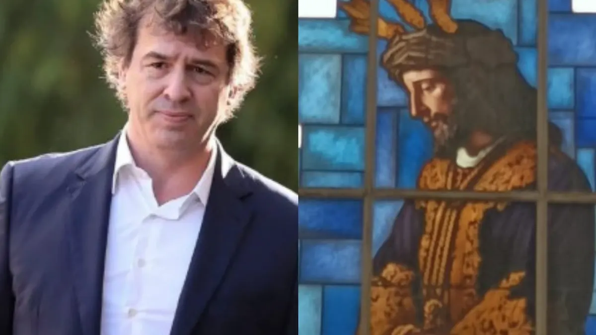 David Sánchez espera la decisión del tribunal. A la derecha, el Cristo de la Sentencia de la Audiencia de Badajoz